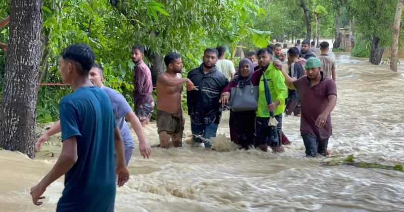 A total of 440,480 families have been stranded by floodwaters in eight districts/